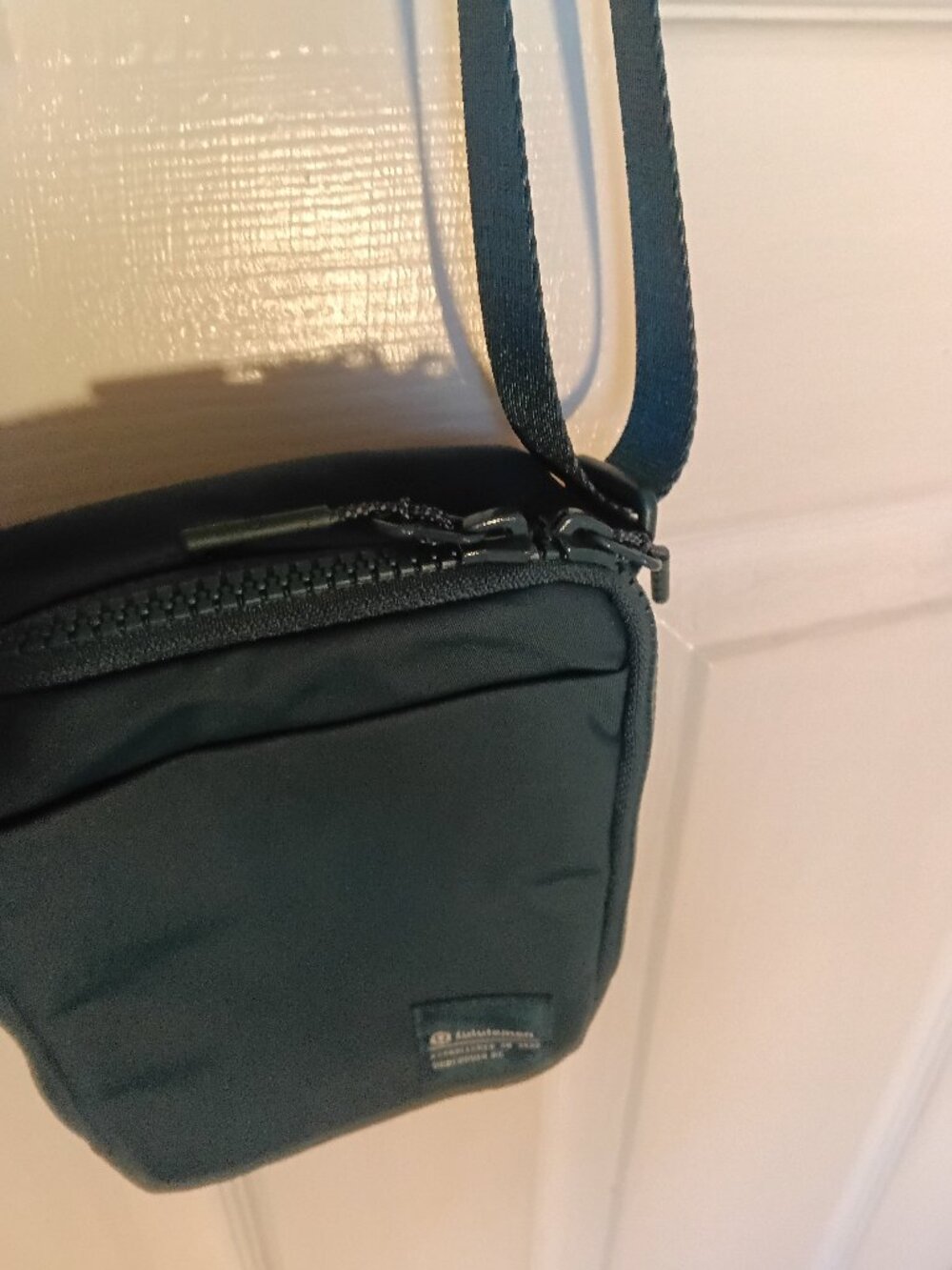 Lululemon Green Adjustable Strap Mini Crossbody Shoulder Bag Travel Pouch - Picture 3 of 7